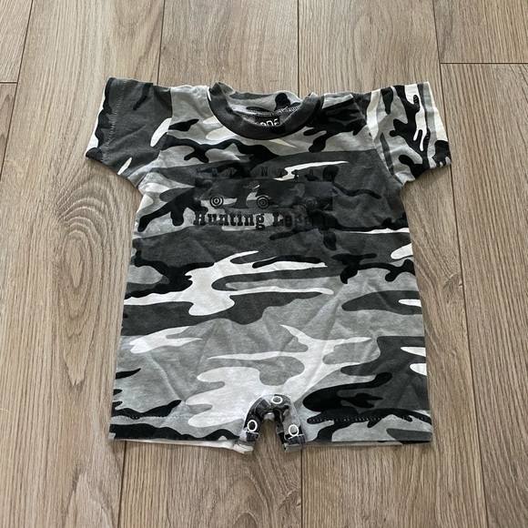 Camouflage hunting onesie - Picture 1 of 5